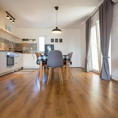 Seaview Modern With Jacuzzi Apartment *