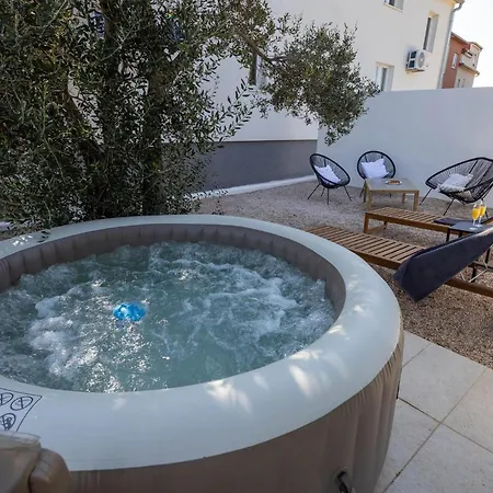 Seaview Modern With Jacuzzi Apartment